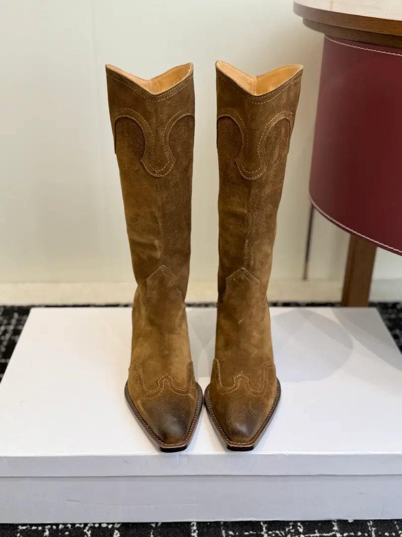 Requisition level Celine Céline. 26ssAutumn and winter brand new. The ancients are rough. Chelsea. Pointhead Boots. High boots. Knight's boots. The season of Céline is a really good season. Like this boots are a real scooter. Focus on booting. No leg-scree. The upper leg second becomes the length of the leg., It's a super thin and a lot of stuff.！That's a hell of a thing. Shoe.: Original import, leather/Importing cow skin Uchi.: Import of sheep skin Otsumi!: The original is really a big one. Size: #35-42（40, 41, 42Do it.）