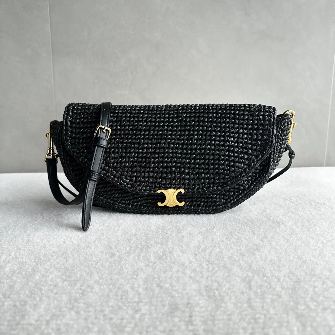 New product.🅰️🅰️ CE HALFMOON Small pocket.👜 Gentle and ancient.·The God of the atmosphere. Autumn is a great place., ♪ Spring and summer are gentle ♪ The back gets more qualitative., The older the better the better. Arc bag+Mini-Roble Gate Gold Buff. ♪ Can slant your shoulder ♪, Little guy's so friendly. It's full capacity., I'm so proud of myself. You're not going to have to go out on a daily basis.✅ Paragraph: L10373Blackweaving Dimensions: 28.5×6×14cm（Prefixed packaging）