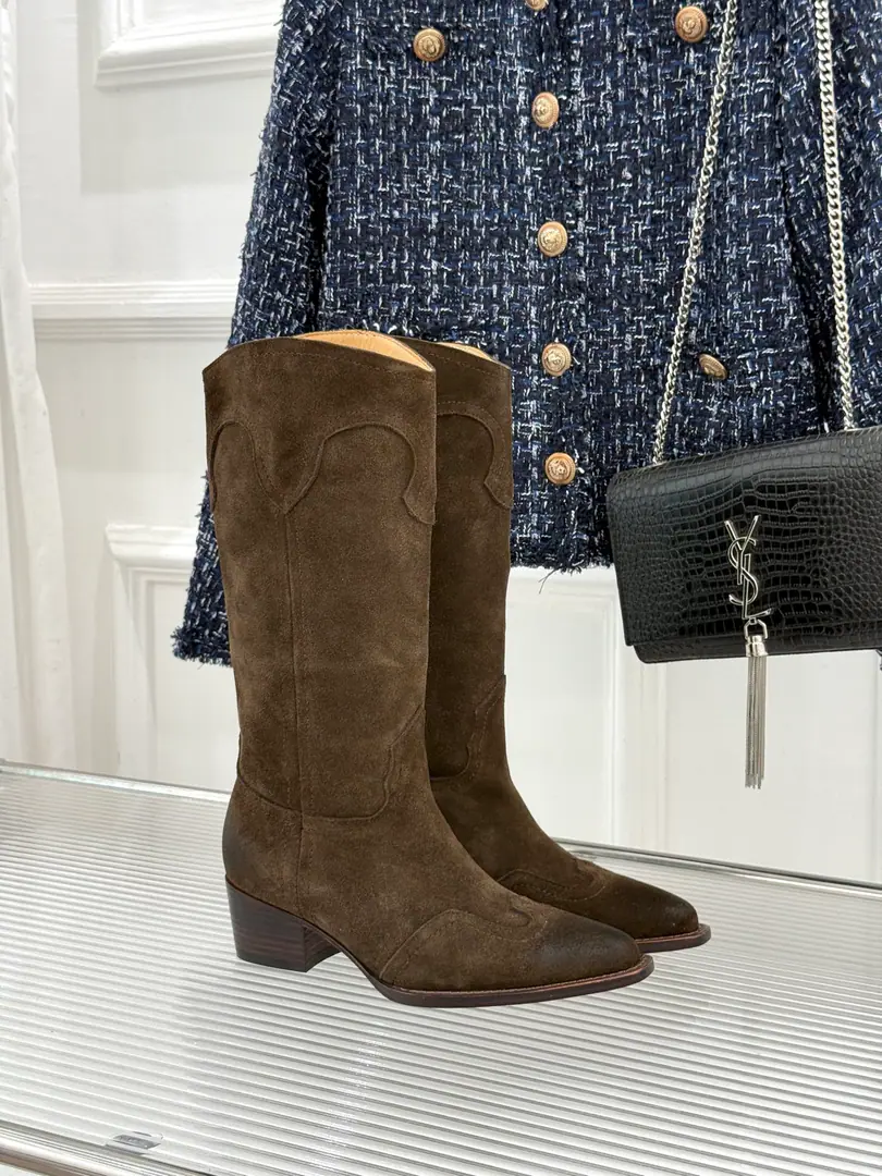 Plant price Goki! Bullskins. Celine /Céline.26WFAutumn and winter brand new. The ancients have thick boots. Autumn shoe cabinets, single spirits. The classics are not afraid of the tide. Artificial hand grinding of every detail. A low profile shows a high-grade taste in the mix. Side-square door pegs The thickest, softest, high-pitched. Rubber base smooth and grinding. Tie the tune to the ankle. Shoes, stylish feet. The upper leg second becomes a thin leg. French cool, accents straight up. You look great in a cowboy coat. ETA is easy to fly around. It's so nice to wear your legs. The fashionable and the lean winters must be a single item. You won't step on a thunderstorm if you close your eyes. The more time it gets, the more time it gets. The old money is in a pen. The hot-door cargo king of the cabinet. Who wears a nice treasure?！ Facework customized leather with original The inside feet are all sheep's skin. Italian imports are so thick. size: 35-39（40/41/42Custom） Numbering: 86320260806