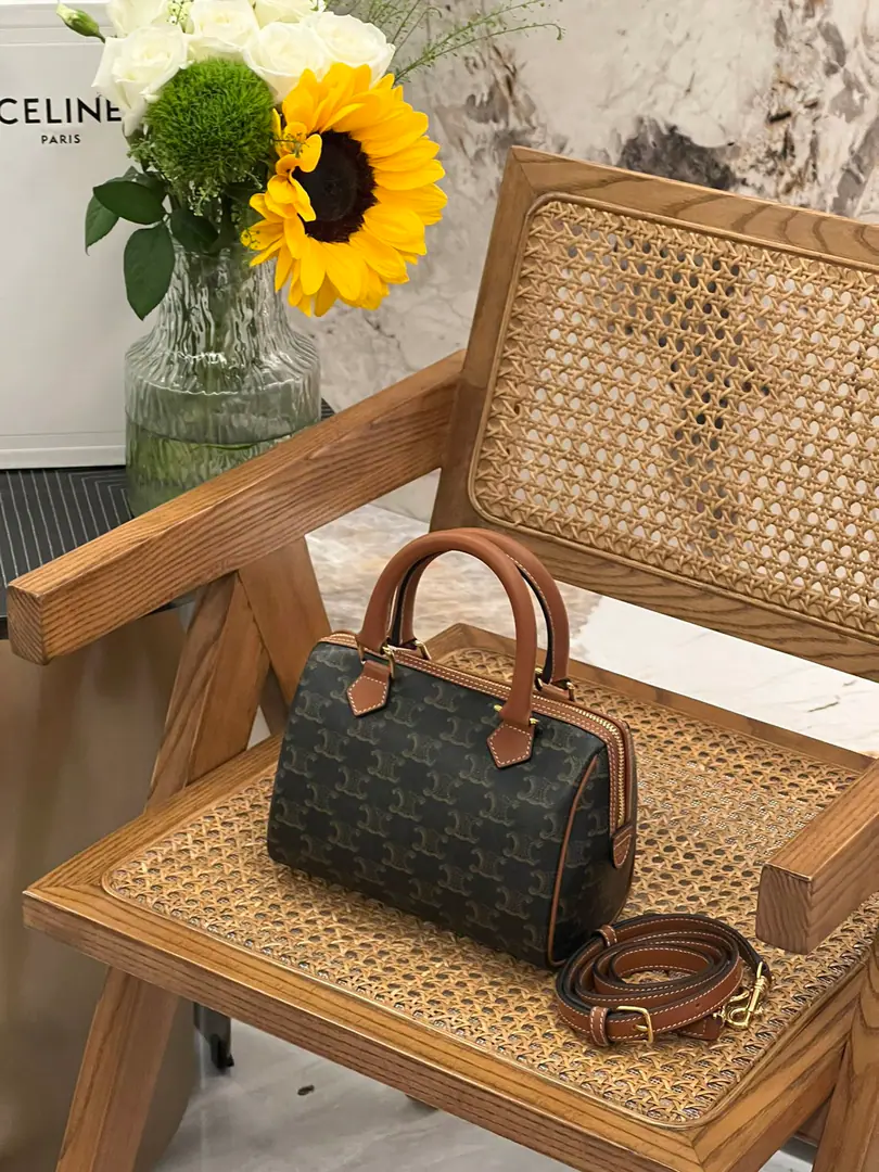 Full-skin Boston pillow bag. Finally, we're waiting for the cortex and fabric to come to the swing door. It's more qualitative in nature.！！ A full of high-level, high-flavored relic. The capacity is as strong as ever. Two ways of carrying back and hand. Dimensions: 19.5-14-7.5cm