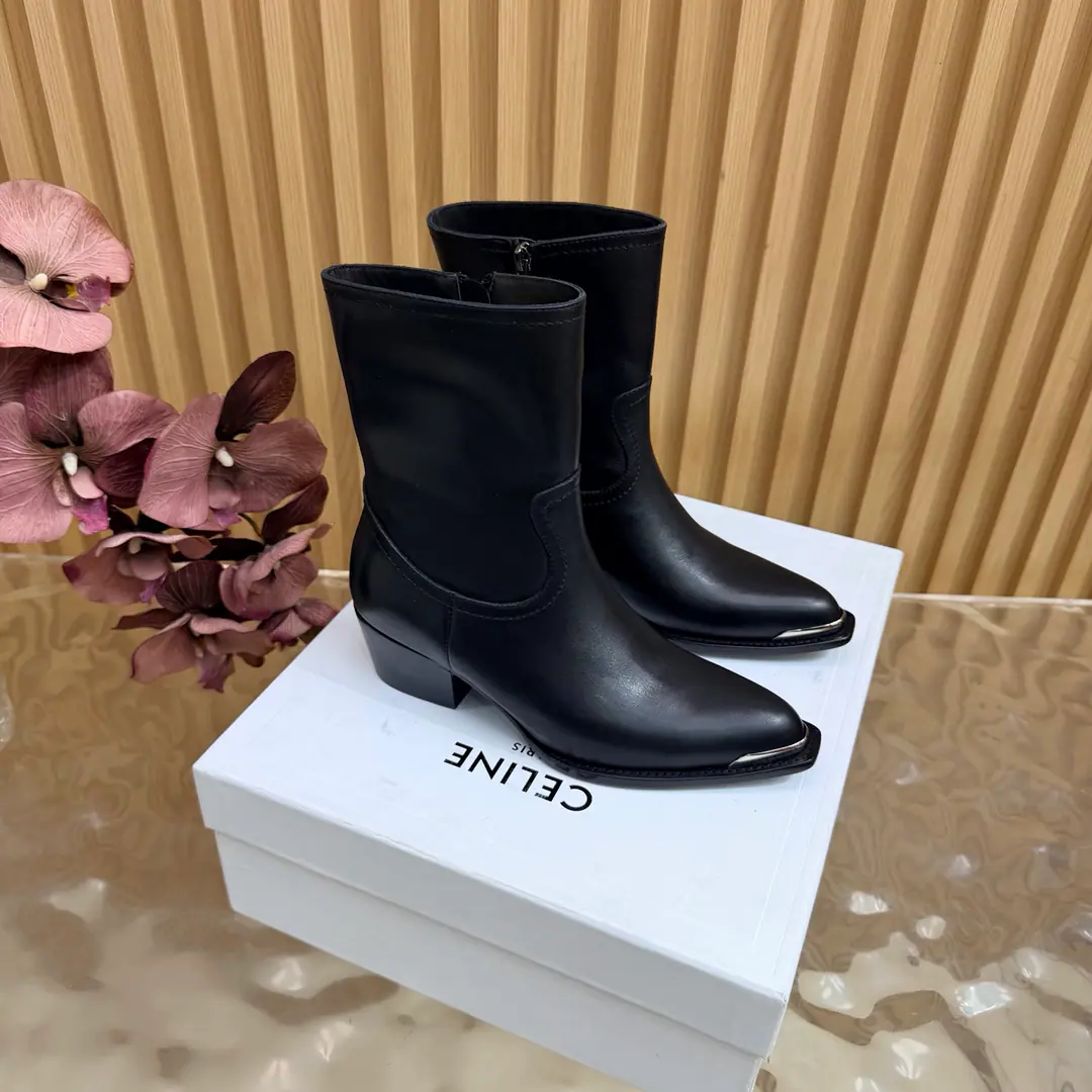 2026The cabinet is synchronized with the new money in autumn and winter. Celine｜Céline.26Autumn and new Pitchey. Bold West cowboy Martin boots.！ Top Version⚠️Niu Kyung. Bullskins. The upper foot is super handsome. It's super cool.！You're not so bad at all.. With jeans, you're a great guy.🔥It's definitely a single piece of fire this fall and winter.！ Material Skins for shoes./Bullskins. The insides are all sheep's skin. The original is really a big one. Size: 35-41 （40, 41, 42Custom）
