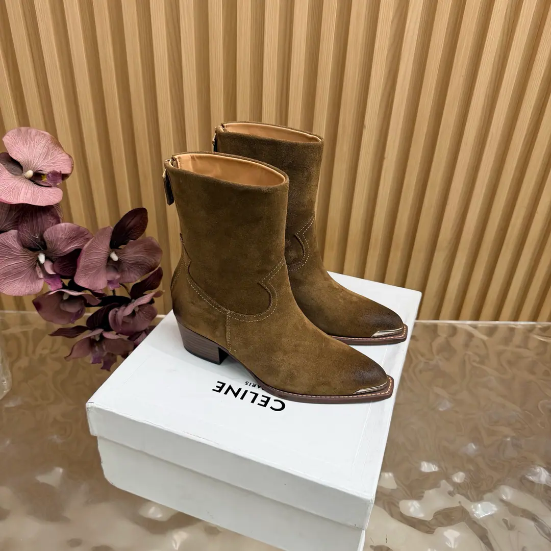 2026The cabinet is synchronized with the new money in autumn and winter. Celine｜Céline.26Autumn and new Pitchey. Bold West cowboy Martin boots.！ Top Version⚠️Niu Kyung. Bullskins. The upper foot is super handsome. It's super cool.！You're not so bad at all.. With jeans, you're a great guy.🔥It's definitely a single piece of fire this fall and winter.！ Material Skins for shoes./Bullskins. The insides are all sheep's skin. The original is really a big one. Size: 35-41 （40, 41, 42Custom）