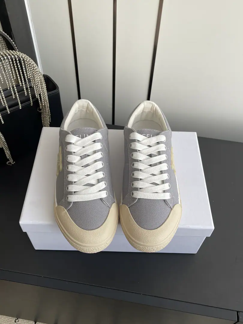 🏧𝗖𝗘𝗟𝗜𝗡𝗘 The Celebrity Springs and Summers. The swing door canvass. Wearing a hundred flat shoes. The classic canvass are made of rice and white., The lines are clean., Footer side marking logo The embroidery is very low profile., Black & White/Black powder./Gray/CHOI Ching, It's all about the most unorthodox color system., It's a daily commuter or a weekend date., You can make one of those.“A sense of excellence that's not too hard.”. Black and White Classic, The gray blue is cold., Black pink sweet, All five colors.！The daily commute is over-indusive., The more it's smelling, the more it's going through., It's really the most worthy of this year's leisure shoes.. Shoe.: 3DEmbraceLOGOHighlighting/Air-bull. Inside the foot.: Lamb skin./Customize airnet sheets Shoes under the sole.: Original OpenTPURubber Bottom Codes: 35-39（40.41Make a reservation.）