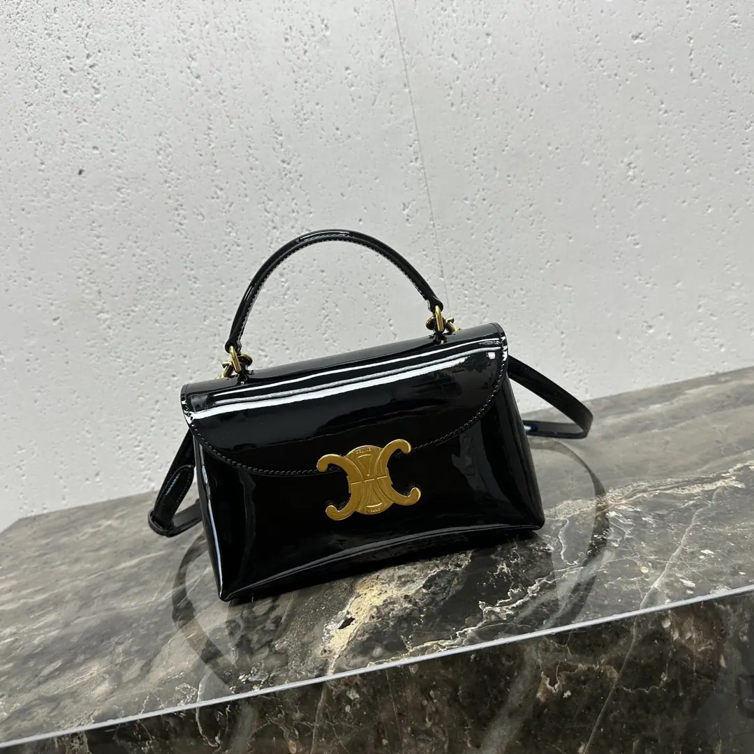 TEEN NINOA leather bag with a painted cow. 8 X 5 X 3Inches(20 X 13 X 8centimetres) Cow leather. In the leather line. Handheld, ♪ Shoulder and slash ♪ TRIOMPHEMetal locks 2Main partition. 2A flat pocket on the inside. 1A central zipper pocket inside. Chief of the squad.3Inches（7.5centimetres） 1Dismantled and modifiable sundries, Minimum length（45centimetres）, Maximum length21Inches（54centimetres） Numbering: 118113