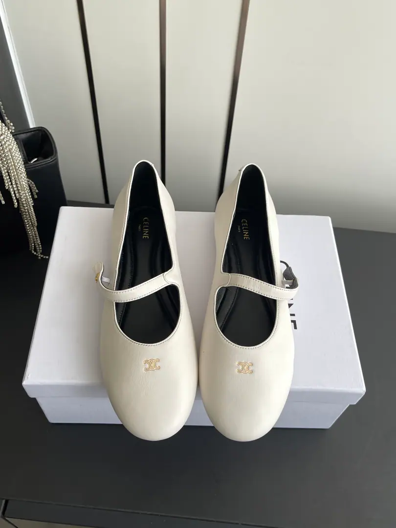 🏧𝗖𝗘𝗟𝗜𝗡𝗘 The new Céline is holding Mary Jane's shoes. The classic Mary Jane's Shoes., Round shoes with a sign-based revolving door button., It's a relic of the French.. The shoe line is easy and easy., Single-string designs combine a sense of precision with a sense of ease of elasticity., Whether it's with jeans or not,, Half-cloth or suit?, It's easy to fit in with daily commutes., I'm going to go on a date and I'm going to go on a different scene.. Shoes are fit for feet., The softness of the skin brings light and comfort to the dress., You can stay comfortable for a long time., It's not tired.. Multi-colorable Colour Scheme, Every one of them has its own attributes., I'll be in your daily closet., It's a low-key device that raises the overall compost.. Shoe.: Lamb skin. Uchi.: Lamb skin. Otsumi!: That's a big one. Codes: 35-40（40Make a reservation.）