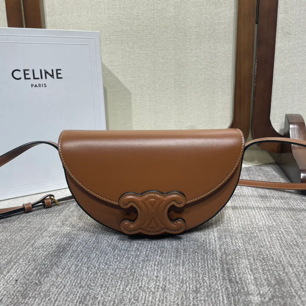 Ce22Winter Show.｜Moon bag🌙Celine BasaceThe Triad Gate. Pure cortex No point of filling of metals on the surface Instead, it's a simple thing to do.✨Press button cut. The original factory skin is made of pure steel gold. The most extraordinary detail. The bag is very well designed. It's slanting and cozy. It's a lot of fun.～It's perfect for autumn and winter with a commocort or a silhouette. It's a big one. And you can punch the shoulder belt with one more hole-second and you can wrap it under the armpit., A bag of doubles. Super-high value.😍 New ice blue systems for the new season. Super-repair.～ Model: 111233.Dimensions: 23×13.5×6cm