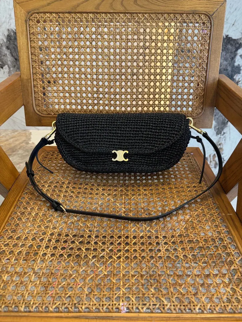 SOFT TRIOMPHE HALFMOONSmall pocket. New Product Information 11.2 X 2.4 X 5.5Inches（28.5 X 6 X 14centimetres） Plant materials No liner. Gold-faced. Shoulder or slash 1Main partition. Dismantled and modifiable sundries, Minimum length8.46Inches（21.5centimetres）, Maximum length12.99Inches（33centimetres） - The caps.1A remote zipper bag. Backset1A remote zipper bag.