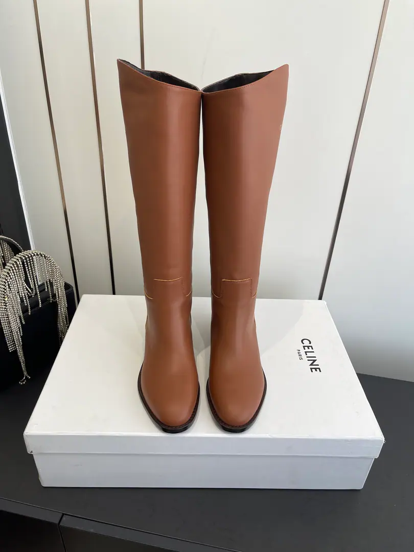 🏧𝗖𝗘𝗟𝗜𝗡𝗘The new Céline has a thick boots. Martin boots knight boots. The Red Bang is coming.！The big reds are the first to experience., CelineRedinsThe Herb-breeding God., It's a very retrograde wind., The aerobics are perfect., Design style is very new., It's very high-class and very comfortable..Original 1-to-one.！Absolute monopolistic practice！ Fabulous.: Import of cattle and leather. Uchi.: A cow's skin. Otsumi!: Original version to open Codes: 35-41 [40.41Make a reservation.]