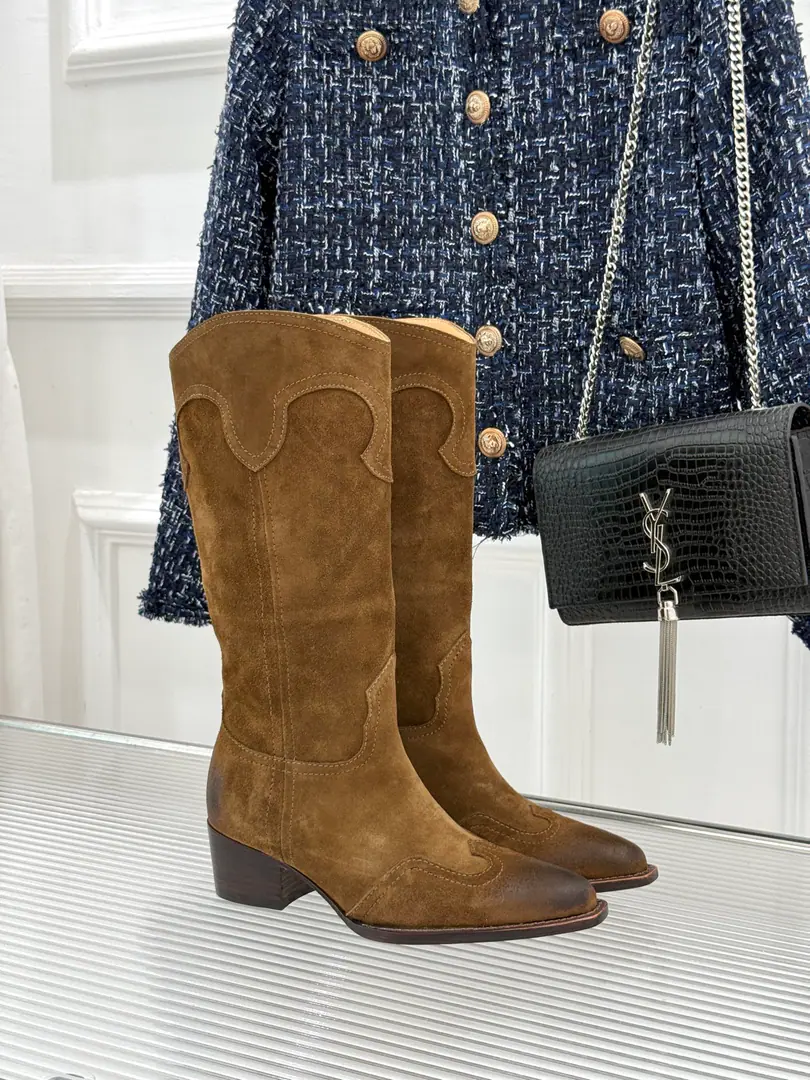 Plant price Goki! Bullskins. Celine /Céline.26WFAutumn and winter brand new. The ancients have thick boots. Autumn shoe cabinets, single spirits. The classics are not afraid of the tide. Artificial hand grinding of every detail. A low profile shows a high-grade taste in the mix. Side-square door pegs The thickest, softest, high-pitched. Rubber base smooth and grinding. Tie the tune to the ankle. Shoes, stylish feet. The upper leg second becomes a thin leg. French cool, accents straight up. You look great in a cowboy coat. ETA is easy to fly around. It's so nice to wear your legs. The fashionable and the lean winters must be a single item. You won't step on a thunderstorm if you close your eyes. The more time it gets, the more time it gets. The old money is in a pen. The hot-door cargo king of the cabinet. Who wears a nice treasure?！ Facework customized leather with original The inside feet are all sheep's skin. Italian imports are so thick. size: 35-39（40/41/42Custom） Numbering: 86320260806