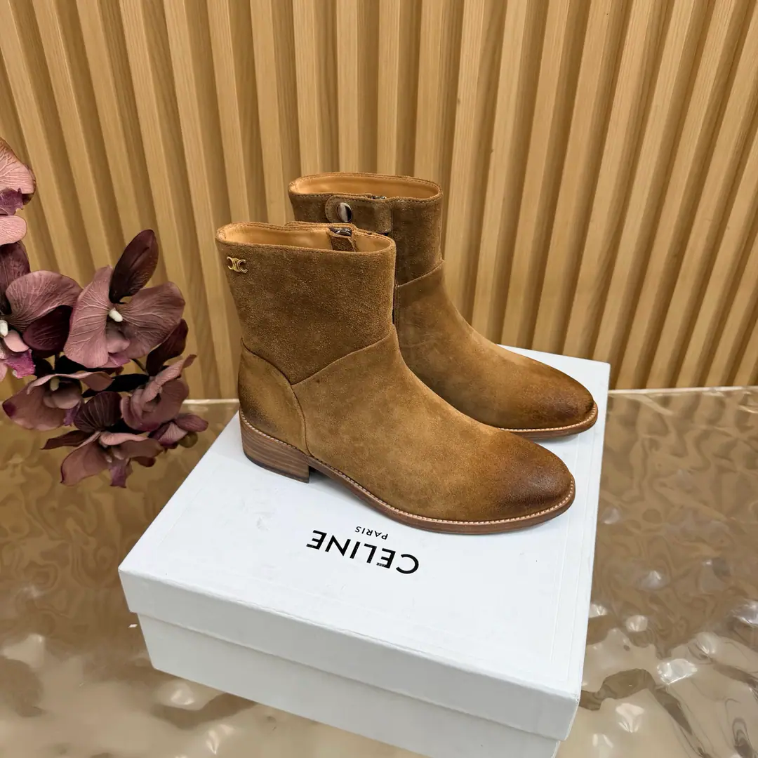 2026The cabinet is synchronized with the new money in autumn and winter. Celine｜Céline.26Autumn and new Pitchey. Bold West cowboy Martin boots.！ Top Version⚠️Niu Kyung. Bullskins. The upper foot is super handsome. It's super cool.！You're not so bad at all.. With jeans, you're a great guy.🔥It's definitely a single piece of fire this fall and winter.！ Material Skins for shoes./Bullskins. The insides are all sheep's skin. The original is really a big one. Size: 35-41 （40, 41, 42Custom）