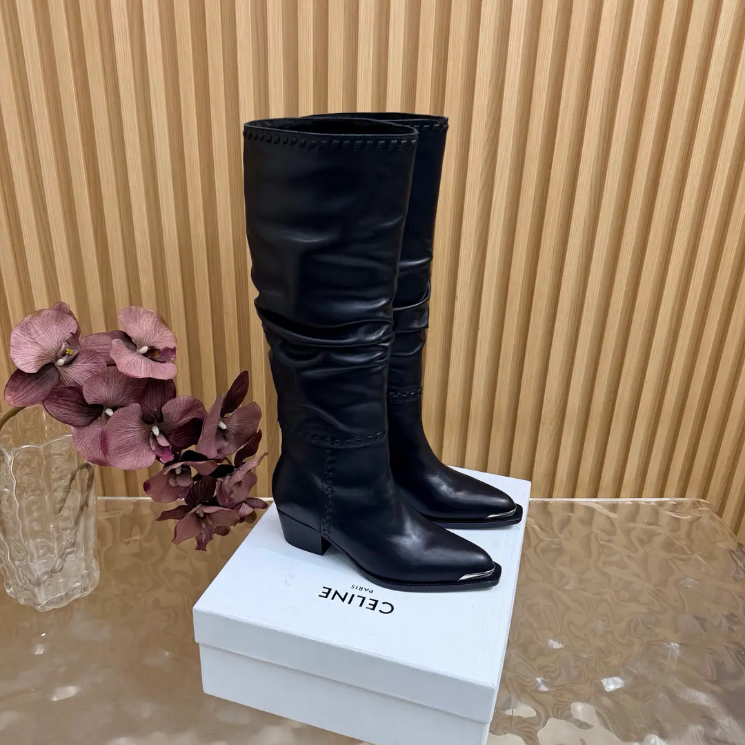 2026The cabinet is synchronized with the new money in autumn and winter. Celine｜Céline.26Autumn and new Pitchey. Bold West cowboy Martin boots.！ Top Version Niu Kyung. Bullskins. The upper foot is super handsome. It's super cool.！You're not so bad at all.. With jeans, you're a great guy.🔥It's definitely a single piece of fire this fall and winter.！ Material Skins for shoes./Bullskins. The insides are all sheep's skin. The original is really a big one. Size: 35-41 （40, 41, 42Custom）