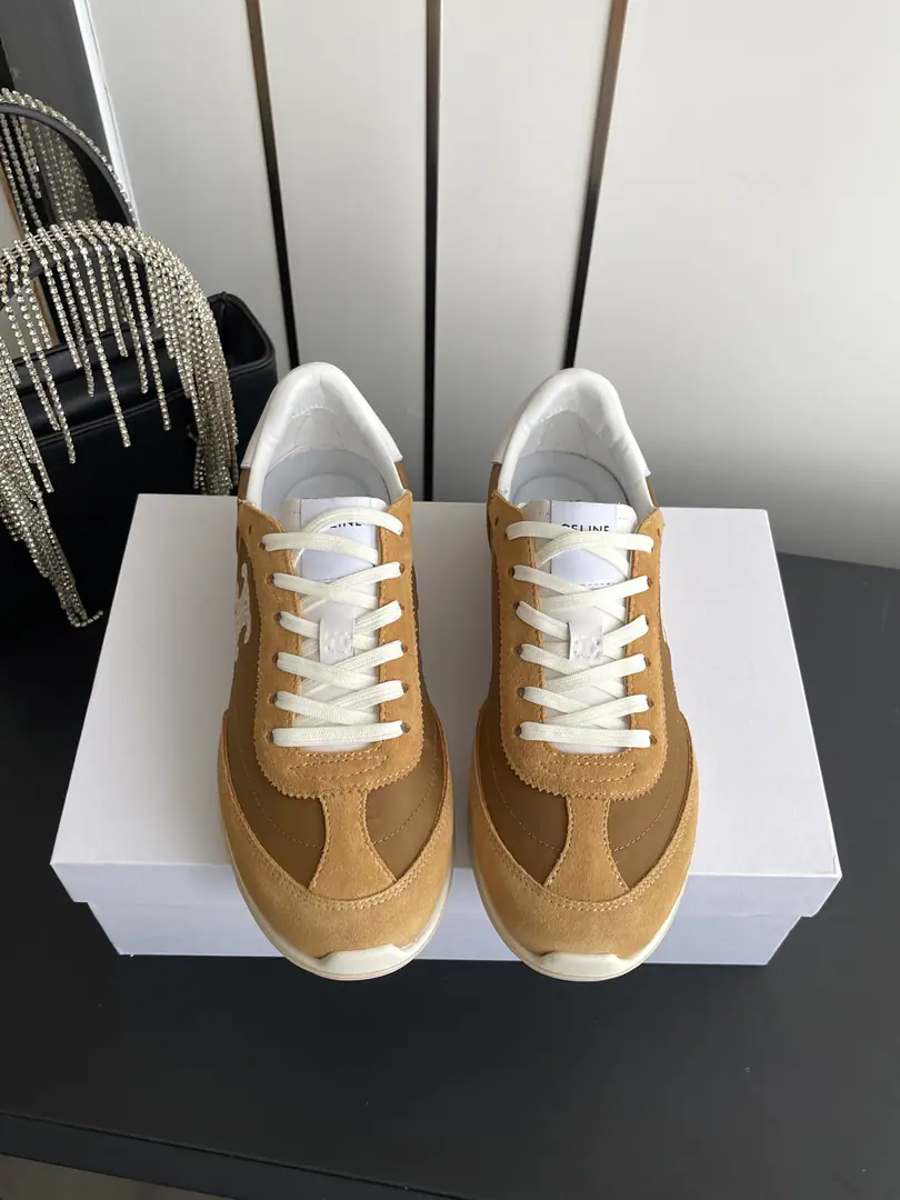 🏧𝗖𝗘𝗟𝗜𝗡𝗘Céline. New paragraph Top The logo is wearing a gwan's shoes and a white shoe.. The shoe face is imported with a head-decked cow. The sheep's skin is in the ground. The original is a model of the past. Size35-41 [40.41Make a reservation.]