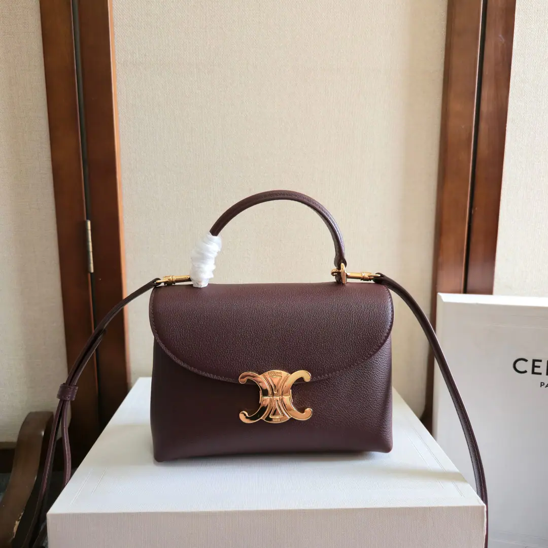 New items online.🅰️CEThe Triad Gate.kellyHandbag.👜 New swing door bag collection. It's all about the high sense of excellence.！ A simple contours. ♪ For a steady black ♪ A low-key brown classic of old flowers. Wait.…It's all about the incredible quality of the world.❤️ kellyThe classic line is simple and generous. No extra decoration. It's all about beauty.🫶🏻 Paragraph: 118113 Dimensions: 20.5x13x8（Prefixed packaging）