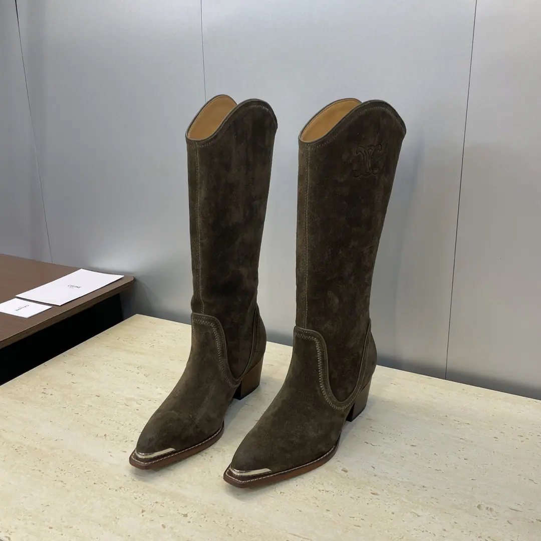 Plant prices:Leather./- A sheep, a skin. CELINE 2026Autumn and winter, new punk-style steel-headed female boots. Therlin.logoThe hardware is a rough and pointy high-headed barrel and kneesman boots. Material:Skins for the shoe face./Import sheep, skin.+In the skin of the watered cow.+Italy is a big-ass country. He's tall.:4.5CM size: Female size35-41（40.41Custom without re-offer）