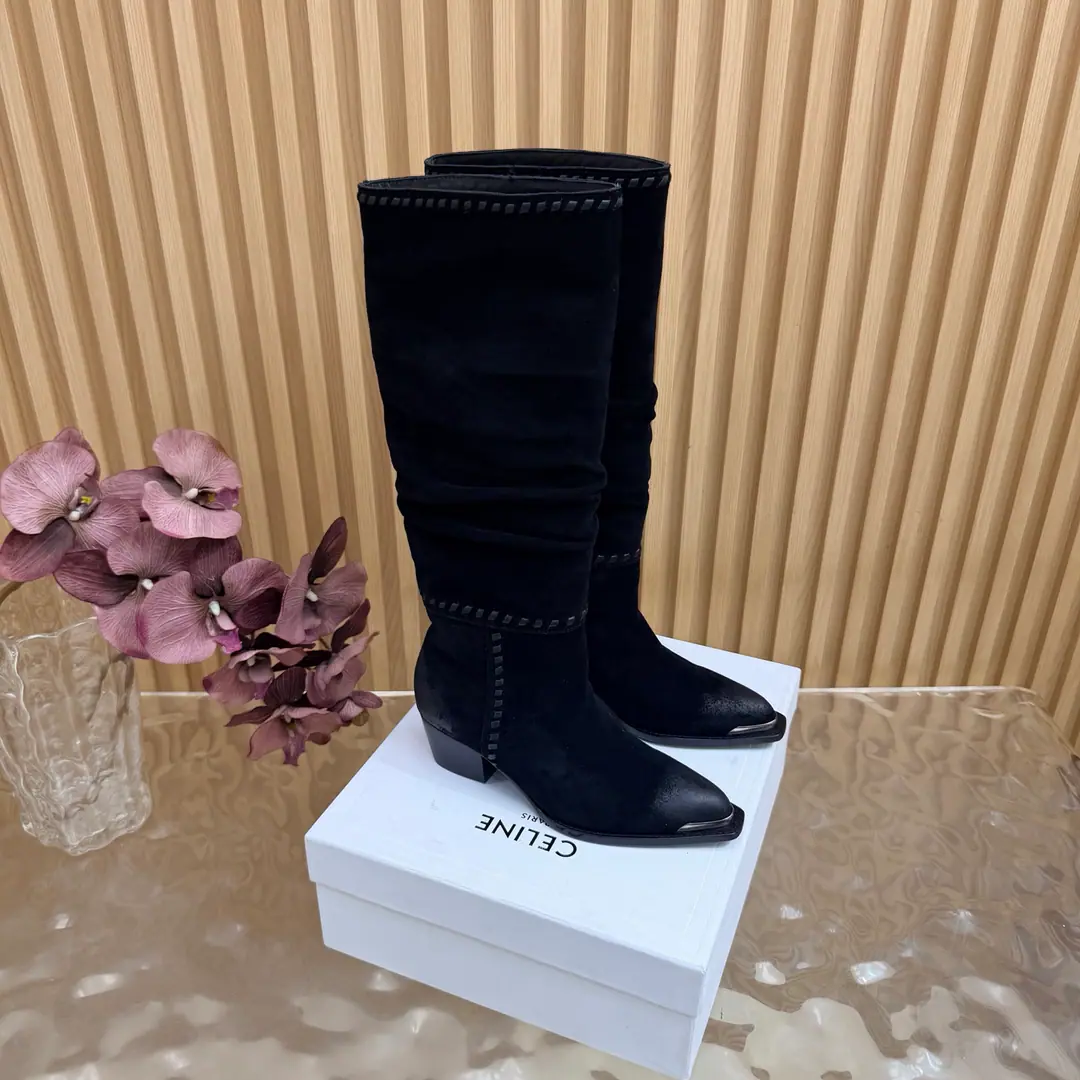 2026The cabinet is synchronized with the new money in autumn and winter. Celine｜Céline.26Autumn and new Pitchey. Bold West cowboy Martin boots.！ Top Version Niu Kyung. Bullskins. The upper foot is super handsome. It's super cool.！You're not so bad at all.. With jeans, you're a great guy.🔥It's definitely a single piece of fire this fall and winter.！ Material Skins for shoes./Bullskins. The insides are all sheep's skin. The original is really a big one. Size: 35-41 （40, 41, 42Custom）