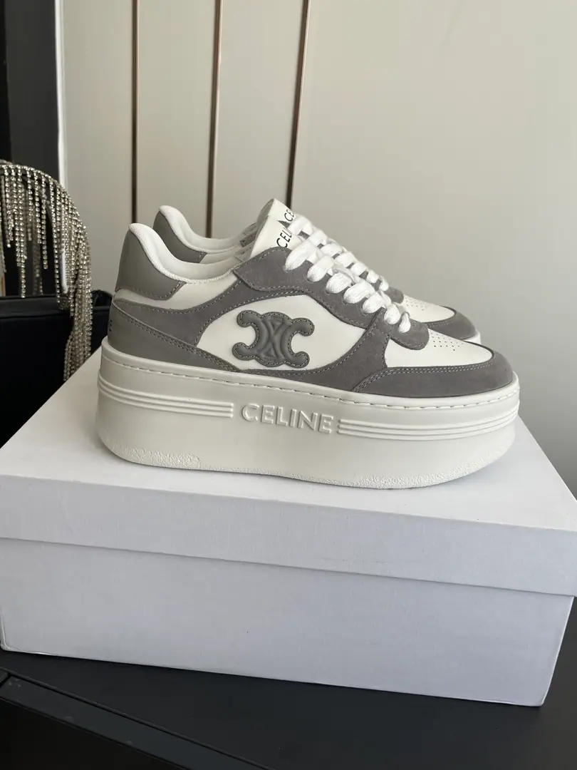 🏧𝗖𝗘𝗟𝗜𝗡𝗘 Céline's new dark-deck sneakers., There's a pair of shoes and a pair of shoes.logoMarked sneakers.. The shoe backs and the side print brand.LogoMark - Bread shoes. Spring and summer, the girl's ring and the symbol is simple and comfortable., Clean., Increase your legs. The shoe face is imported in the original form of the cow skin. Original I'm comfortable with air. Original OpenTpuOtsumi! Codes35-40（40.41Make a reservation.）