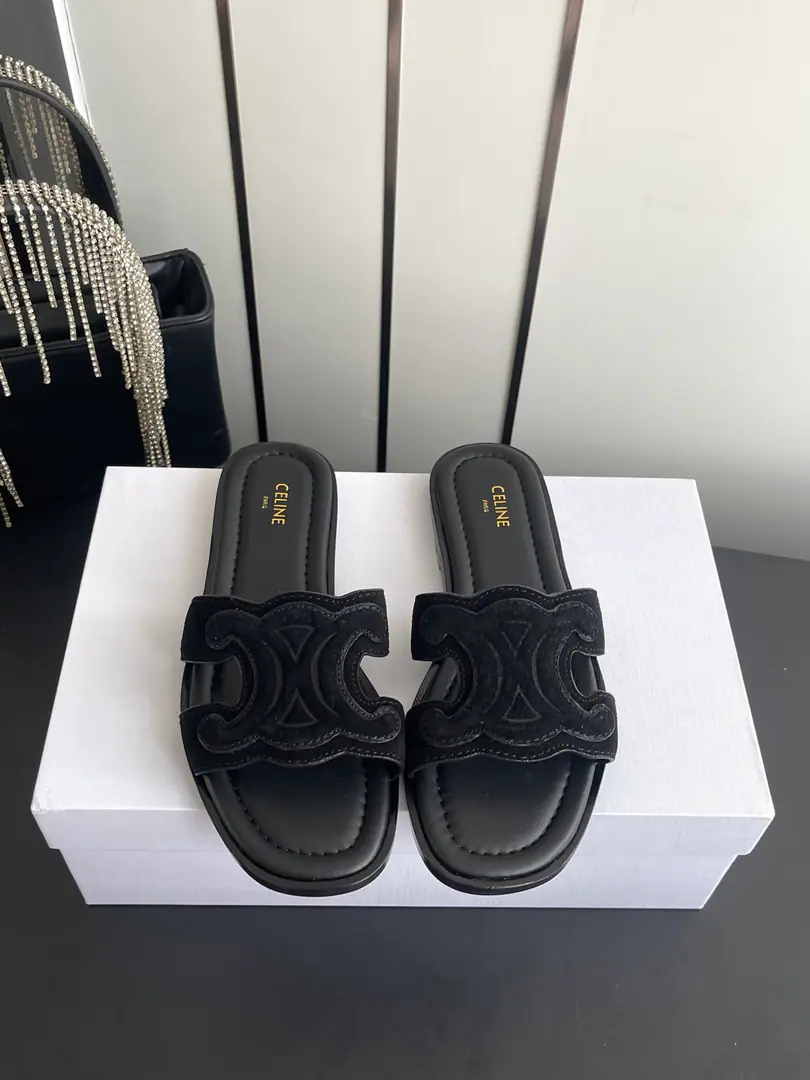 🏧𝗖𝗘𝗟𝗜𝗡𝗘The new Céline. Top Quality The Triad door is a drag. Shoes on the face of a goat. The inside of the cow. The original is really a big one. Codes35-41（40 41Make a reservation.）