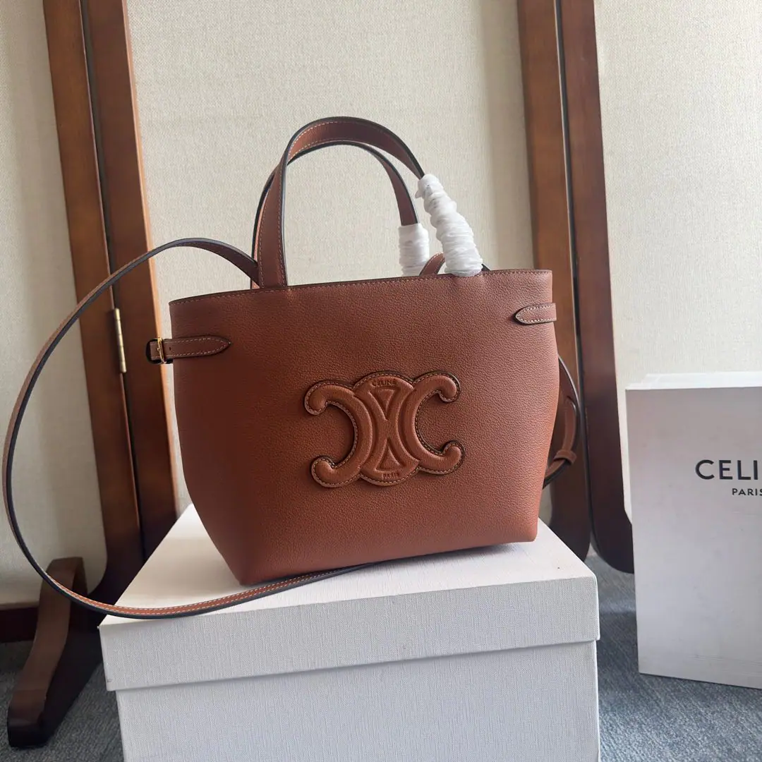 New items online.🅰️🅰️ cabas anais Powder leather handbag.👜 Small. ceNew Tot Bag. It's a different Tot bag.. He's a very advanced man. Fine The rash, lazy, old-fashioned wind. Simple and not exaggerating. It's not too good. No need to be afraid of scratching a flower. 🫶🏻 It's a good fit for careless treasurers.～ You can put your ears on both sides., Open to easily install notebooks. 📒 Documentation or daily requirements. Incorporate a main partition A flat pocket on the inside. Two long leather handhelds. With a long shoulder belt. Paragraph: 118613 Dimensions: 20.5（Pocket.35）x9x19cm
