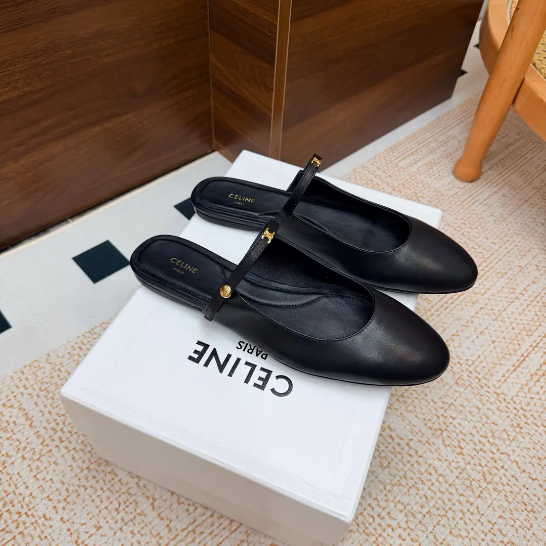 2026The new Mary of Spring and Summer is half-drawn. CelineSpring and summer swing door fashion shoes. LeFlell Shoes. Nice and low-profile. The upper foot is really thin and beautiful. CA home-specific connoisseur.logo I can see it. ✔Shoe.: Original cow skin ✔Uchi./Foot.: Use top-level hybrid sheep skin. ✔Italy🇮🇹That's a big one. ✔He's tall.: Floor ✔Size: 35-41（40, 41, 42Custom）