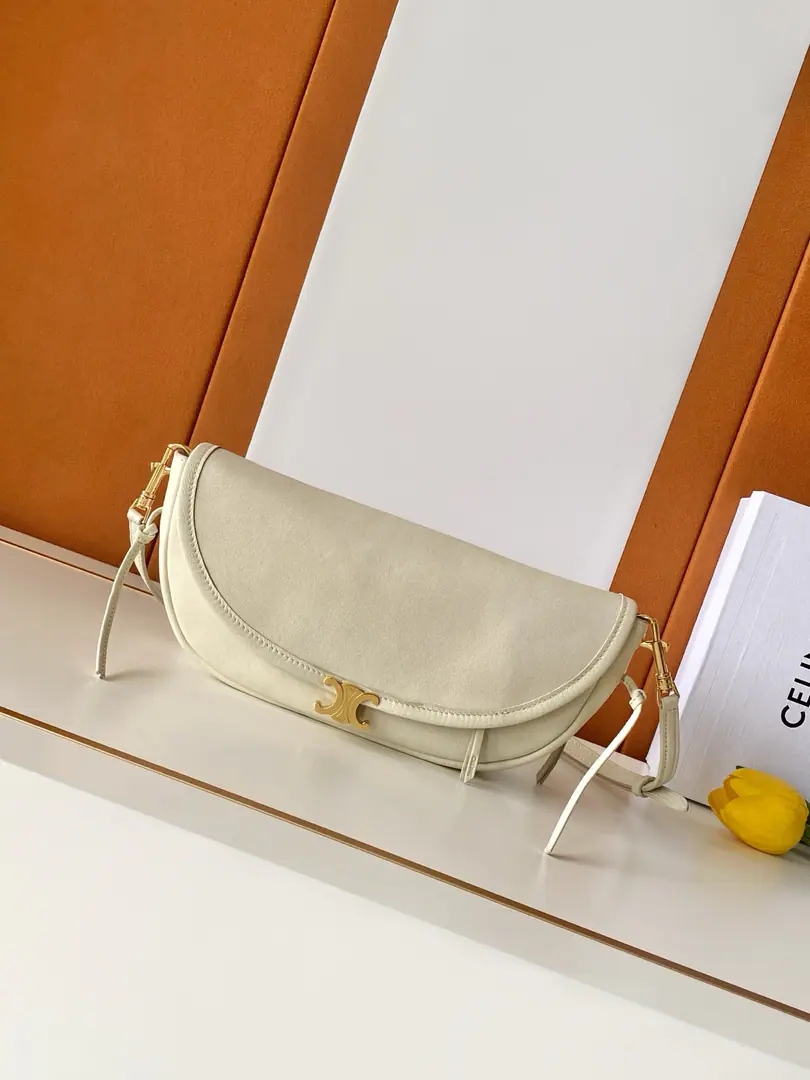 CE Halfmoon Half a moon bag.🛍️miniHere we go.✅ Import of sheep skin, All steel hardware., MarkerTriompheMagnetic buttons are micromed., I'm going to be more internalized.. Two packages.——FlipBesace& ArcHalf Moon, It's a little bit of a ego., Full package📦 Paragraph: 103778 Dimensions: 25*13*5