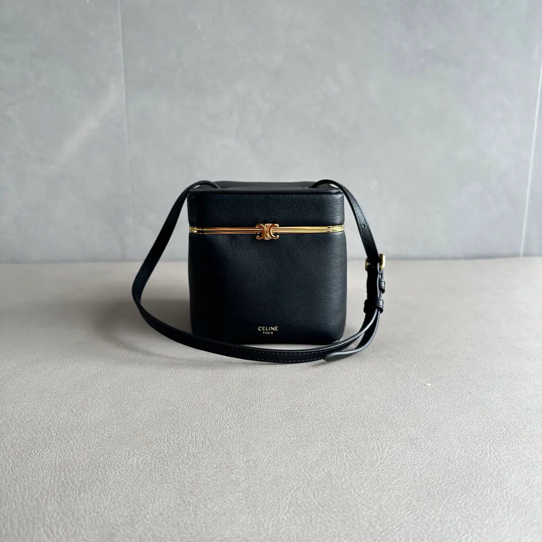 New items online.🅰️🅰️ TRIOMPHE FRAMEBox.👜 CENew lazy box.TRIOMPHE FRAME！ Use cattle skin with sheep leather liners., Gold-faced. Handheld, Hand., ♪ Shoulder ♪ TRIOMPHEMetal-based sensitivity locks 1Main partition., 1A interior comb., Regable shoulder belt It's hard to be obsessive with modern and ancient styles like this. Paragraph: 124232 Colours: Kersio Dimensions: 12.5x12.5x12.5cm （Prefixed packaging）