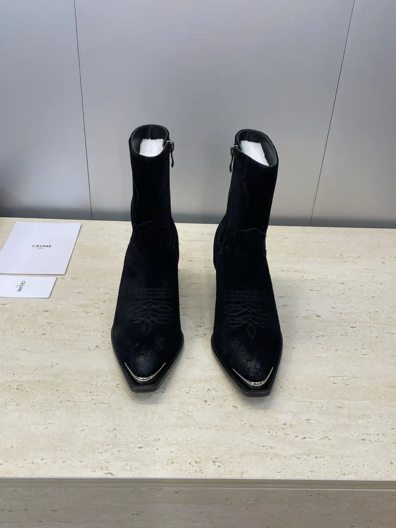 Plant prices CELINE 2026Autumn and winter, new punk-style iron-head car, female boots. Therlin.logoThe hardware is a rough-widdered, sharp-swipe knight boots. Material:Skins for the shoe face./Import sheep, skin.+In the skin of the watered cow.+Italy is a big-ass country. He's tall.:4.5CM size: Female size35-41（40.41Custom without re-offer）