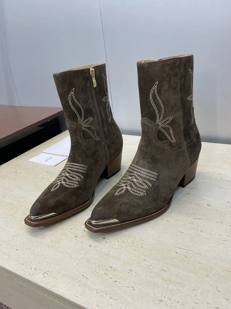 Plant prices CELINE 2026Autumn and winter, new punk-style iron-head car, female boots. Therlin.logoThe hardware is a rough-widdered, sharp-swipe knight boots. Material:Skins for the shoe face./Import sheep, skin.+In the skin of the watered cow.+Italy is a big-ass country. He's tall.:4.5CM size: Female size35-41（40.41Custom without re-offer）