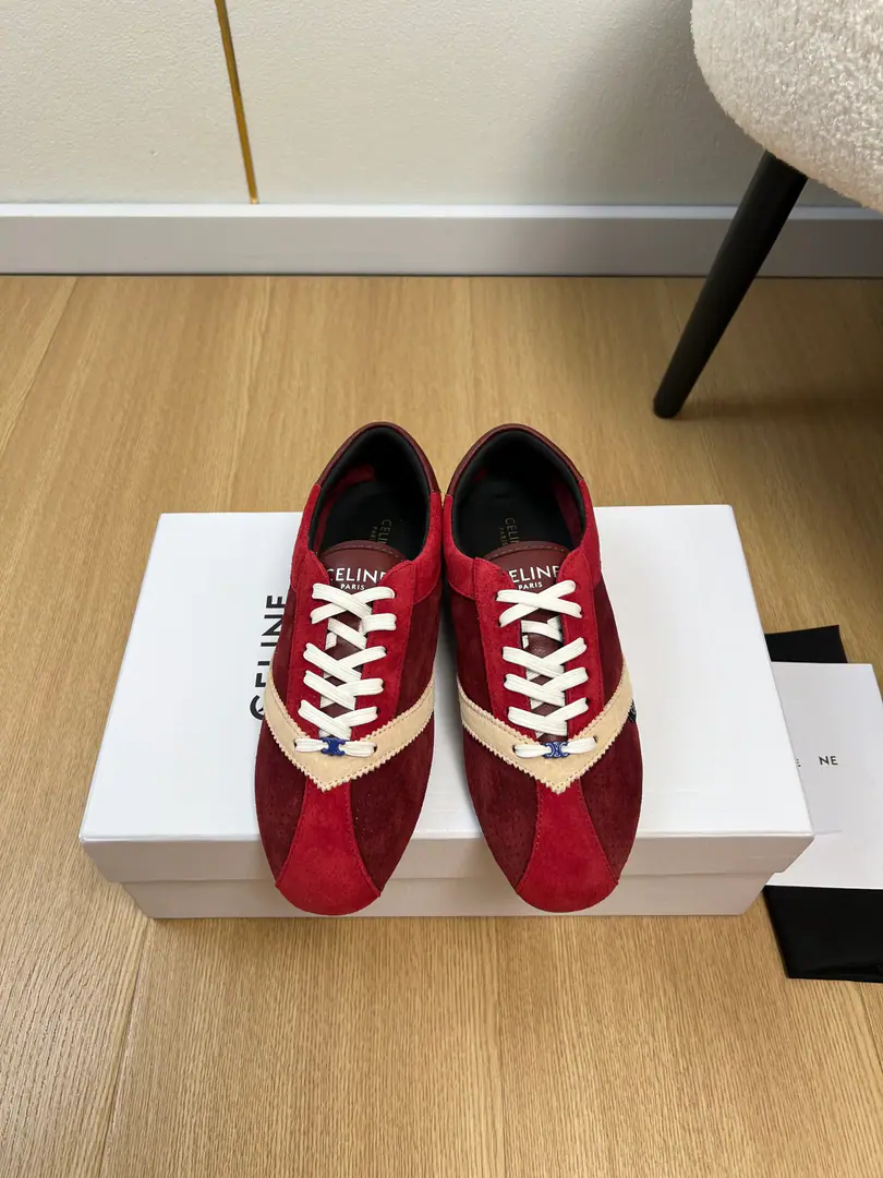 High Version🍸CelineCéline.| 2026ˢˢ 2026Autumn and winter brand new. The new top-of-the-art collection. Leisure Punto-Accent Sports Shoes Series〰 Original procurement development Make the goods. This one.RacerSports shoes Inspired by the...70The new sneakers of the times., Integration70The iconic elements of the sports shoes of the times. SideTriompheEmbroidery The bottom of the ditch., The leather scaffolding details are ready for the fine packaging of the cabinet., Little red books can grow grass like that., Comfortable, colorful, leisure fashion., The colored version became the favorite of many boys and girls., Side with back.logoDon't flip it., She's a woman's favorite.🔥 ♺Shoe.: The original is customised for sheep. ♺Uchi.: Lamb skin. ♺Otsumi!: Original OpenTPUSlipboard Base ♺Bottom: Floor ♺Codes: 35-39（40.41Custom） ♺Plant price