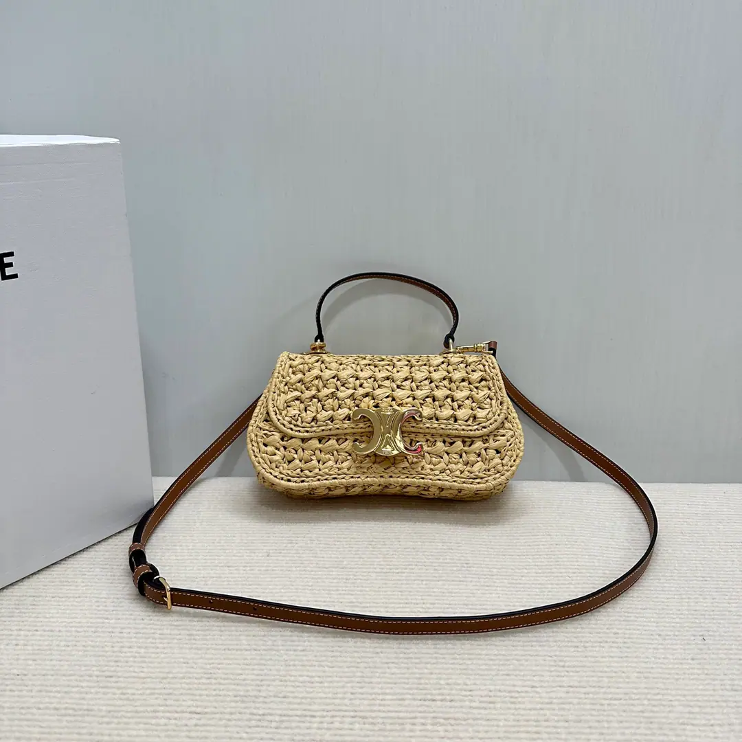 New items online.🅰️🅰️TEEN LOLALittle grassing bags. TEEN CELINE LOLA ♪ The eyes are new ♪LOLA BAG, A light contour design, Mount a sign-based instrument for the triumphal door, The whole thing is full of light and fashionable fashion.. The bag was made of a simple hand-weaving of Raphi., Match All Steel TRIOMPHENail the switch., The content is combined with a main layer and a flat pocket., The fittings contain a disassembleable shoulder belt., Single shoulder., Slash, You can have your hands on your hands.！As the shape changes daily. It's a good look., And I'm taking into account the need for capacity.～ Paragraph: 119862 Colours: Raphigrass./Brown. Dimensions: 20x11.5x5cm （Prefixed packaging）