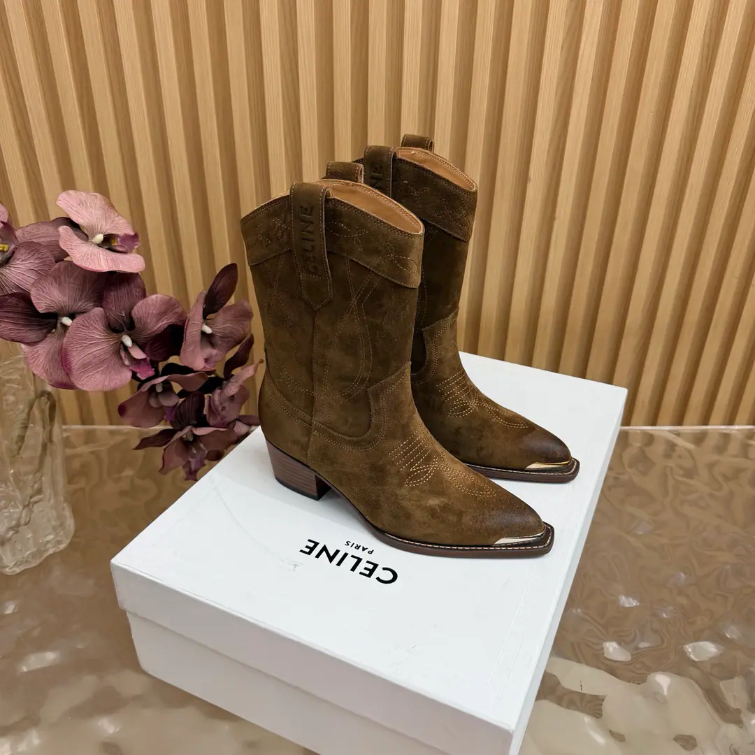 2026The cabinet is synchronized with the new money in autumn and winter. Celine｜Céline.26Autumn and new Pitchey. Bold West cowboy Martin boots.！ Top Version The upper foot is super handsome. It's super cool.！You're not so bad at all.. With jeans, you're a great guy.🔥It's definitely a single piece of fire this fall and winter.！ Material Skins for shoes./Bullskins. The insides are all sheep's skin. The original is really a big one. Size: 35-41 （40, 41, 42Custom）