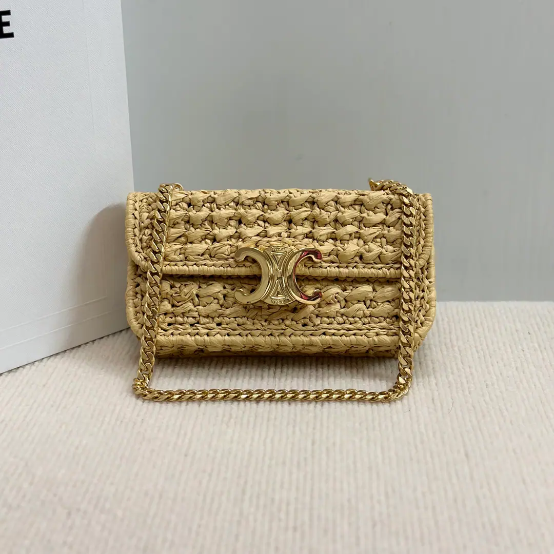 CELIN-E23Summer limit👒TRIOMPHE Plant knitting of chain handbags OOTD｜Love at first sight.deSummer atmosphere. Celine Plein Soleil＃Weaving bags＃Put the armpit in your bag. Even the urban Queen who walks in Mordor. One second to the French Pass.mode Plant materials+Artisanal knitting+The knobs.+The chain shoulder. Dimensions: 20.5x10.5x4cm Model: 112252 （Prefixed packaging）