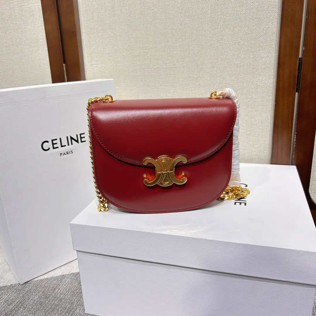 【🆕】2022Winter's new. TEEN BESACE TRIOMPHE Hot.🔥｜The early autumn series has launched a new saddle this season., The tangles of the shoulder.➕Classic swing door button metal., It's a continuation of the old classic.！The upper body is so leisurely and fashionable. And a very highly recommended one.！♪ And blended delicately into the stylized shape of the sign, To create a charming French expression. A full sense of excellence., You can fit all kinds of clothes at your disposal. It's a real gift.！ Outer cortex., In the skin. Slash and shoulder., TRIOMPHEMetal locks 3An inner layer., Inner zippers and flat pockets Numbering: 110973 Black Dimensions: 19 X 15 X 6cm(Prefixed packaging）