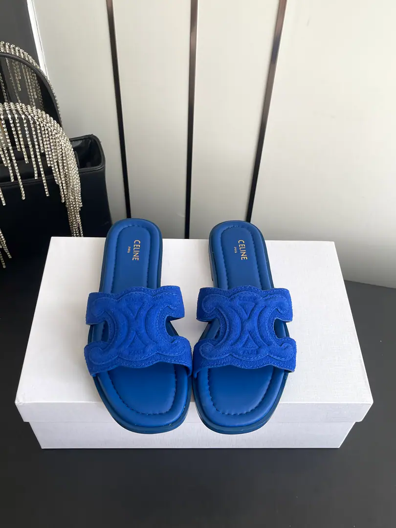 🏧𝗖𝗘𝗟𝗜𝗡𝗘The new Céline. Top Quality The Triad door is a drag. Shoes on the face of a goat. The inside of the cow. The original is really a big one. Codes35-41（40 41Make a reservation.）