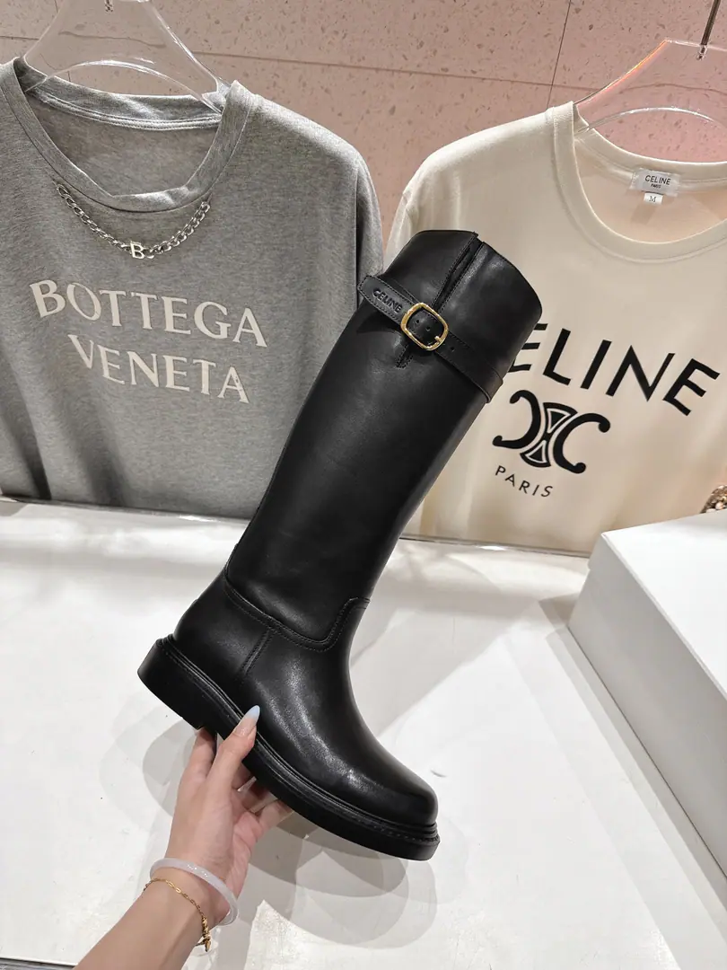 🏧𝗖𝗘𝗟𝗜𝗡𝗘/Céline. Autumn and winter money.16Nice, English-winded medium boots, boots, boots. The ancient Janey is a fashionable man. The upper feet are so cozy.！Low profile short-forms, It's a super-cool look with a little retro., I'm a little light on my feet., To create a variety of ways of wearing it.. The original is waxed cow skin. Uchi./Skins of silk and cow. Original version to open+Real leather. Codes35-40 [40Make a reservation.]