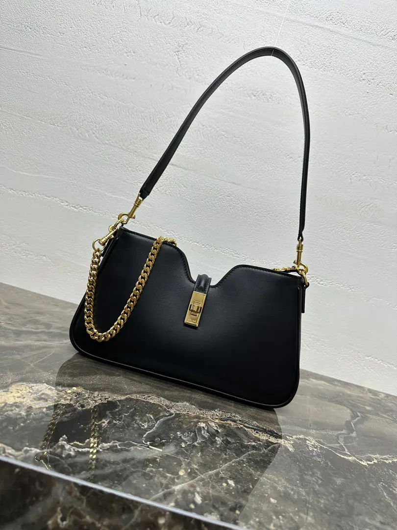 CAMILLE 16 SOFT- A shoulder bag.【All steel hardware.】 Cow leather. In the leather line. Gold-faced. Empty Rotate lock buttons open 1Main partition. 1A flat pocket on the inside. Dismantled shoulder belts., Minimum length9.84Inches（25centimetres）, Maximum length9.84Inches（25centimetres）, Dismantled chain, Minimum length9.84Inches（25centimetres）, Maximum length9.84Inches（25centimetres） Dismantled chain, Minimum length9Inches（25centimetres） Dismantled and modifiable leather sundries, Minimum length9Inches（25centimetres） 10.6 X 5.9 X 1.6Inches（27 X 15 X 4centimetres） Numbering: 122073
