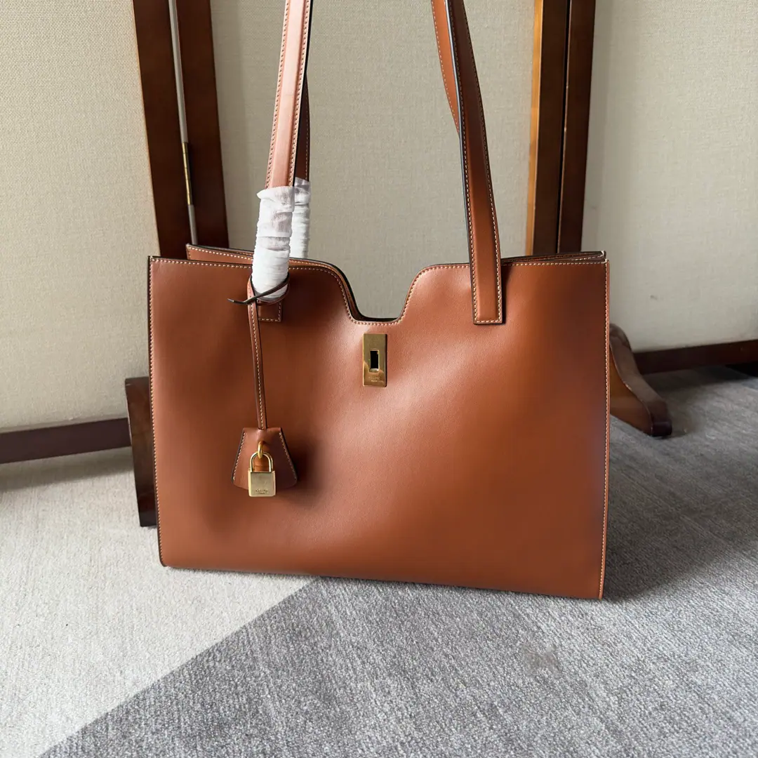 New items on the spot.🅰️🅰️ Ce 2023New paragraphCabasNew16Tóts～Big Tote is wrapped up.➕Simple open-ended design, It makes the whole bag very simple and generous., Self-respect., Large capacity, It's easy to open.. Compared to old paragraphsoft Let's see., It's a better sense of relevance.！Daily work or business trip, Short trip, Or Mommy's bag is very useful.‼️ Style: Gentle maturity, Women in the workplace, Or a mommy bag.🉑️ Capacity: Overcapacity～ Paragraph: 112583 Brown brown. Dimensions: 37×15×27