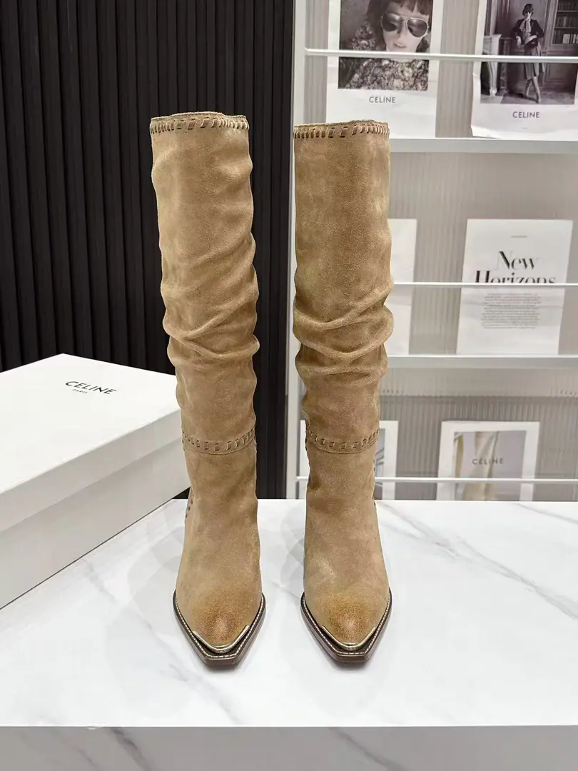 CELINESlim's latest wrinkled and high-stacked Wester boots. A superstar, red grass. Autumn and winter wrinkles and long-barrel west boots. It's a regenetic laziness. The boots are soft and solid. The upper foot naturally forms a wrinkled wrinkled form. It's different from a hard Western boot. The lax atmosphere is stronger. Boots. Weaving of the boot side with a suture thread To increase the sense of art in the ancient world. It's the only way to recognize the shoes. A soft-faced cow. / Old sands, revelry, skin and height.5CMReal wood slash. And I'm going to be able to make a difference between the higher effect and the comfort of walking.🇮🇹That's a big one.Size: 35-41