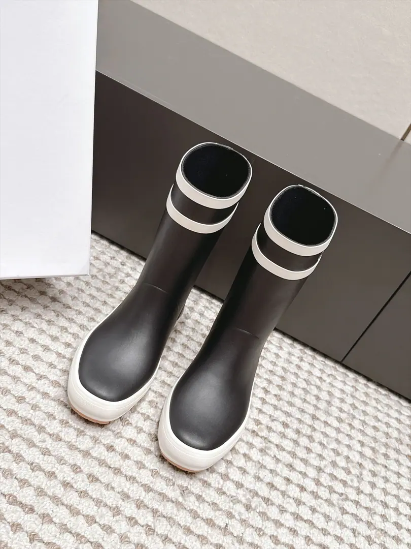 Requisition level Celine 26/ New flat boots, boots. A self-portrait with a light and luxurious feeling on the streets., Round-headed shoes with smooth flow, The boots are made of a colored white side design., The front is marked with a good-looking letter., It's two boots, two boots, two high and medium., Straight boots line is straight., Take off your boots., Foot-like tolerance is high, No thick legs.. The classic pure black colored atmosphere is simple., Most of the clothes in the closet fit., Men and women can ride easily.. It's a combination of water-proofing and fashionable properties., Want a pair of color values online, ♪ And put on the rain boots ♪, This is a straight-spray shower boots that are just needed for daily travel.. Shoe.: Rubber Uchi.: Brush Otsumi!: TPUOtsumi! size: 35-41（40 41Custom without re-offer）