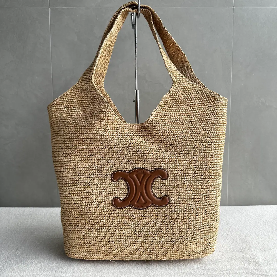 CELINEThe wind of vacations. The sacrificial bag is a summer requirement. Just carry this one.CELINE CLASSIC PANIER CABAS, And I'll be the most snooping man on the beach on vacation.✨ The idea of the Moroccan classic basket., It's a pair of calf skins.TRIOMPHEElement suffix, Let the bag be a little old-fashioned., And now I'm into modern fashion. Paragraph:119632Weaving Dimensions: 32.5-28-20