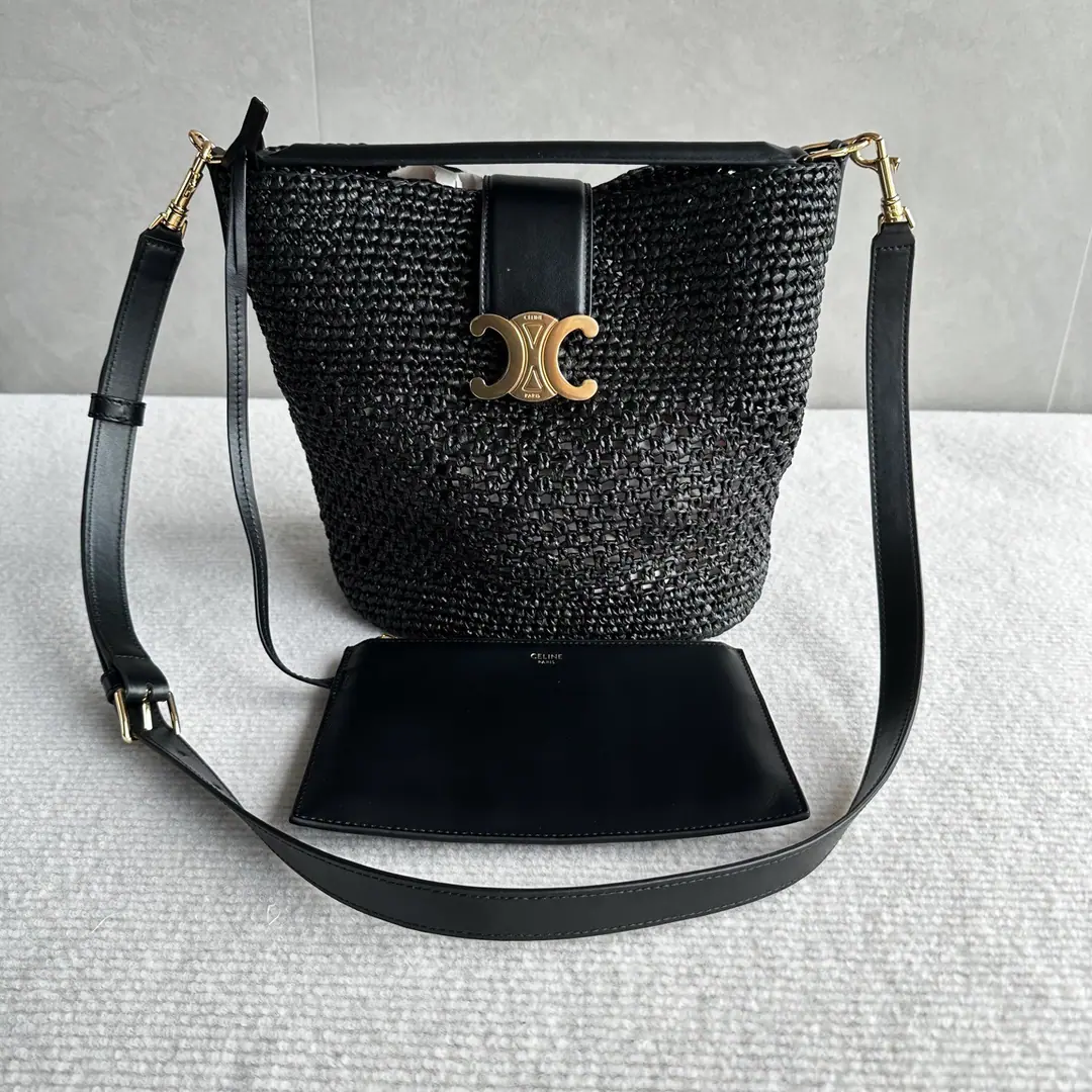 New items online.🅰️🅰️LOUISEBig grass made bucket bags. CENew paragraph weavers and rich drums., Long-termist aesthetics, The lawn and summer are really awesome.! The bag is with Rafi., It's a good thing to be connected to a spiral metal button.~A little bit of a grass bag with a small capacity.! Regable shoulder belt, Slash, Hands., - I'm fine with my shoulder.nice! Paragraph: 123152 Colours: Raphi's dark. Dimensions: 23.5x24x16cm （Prefixed packaging）