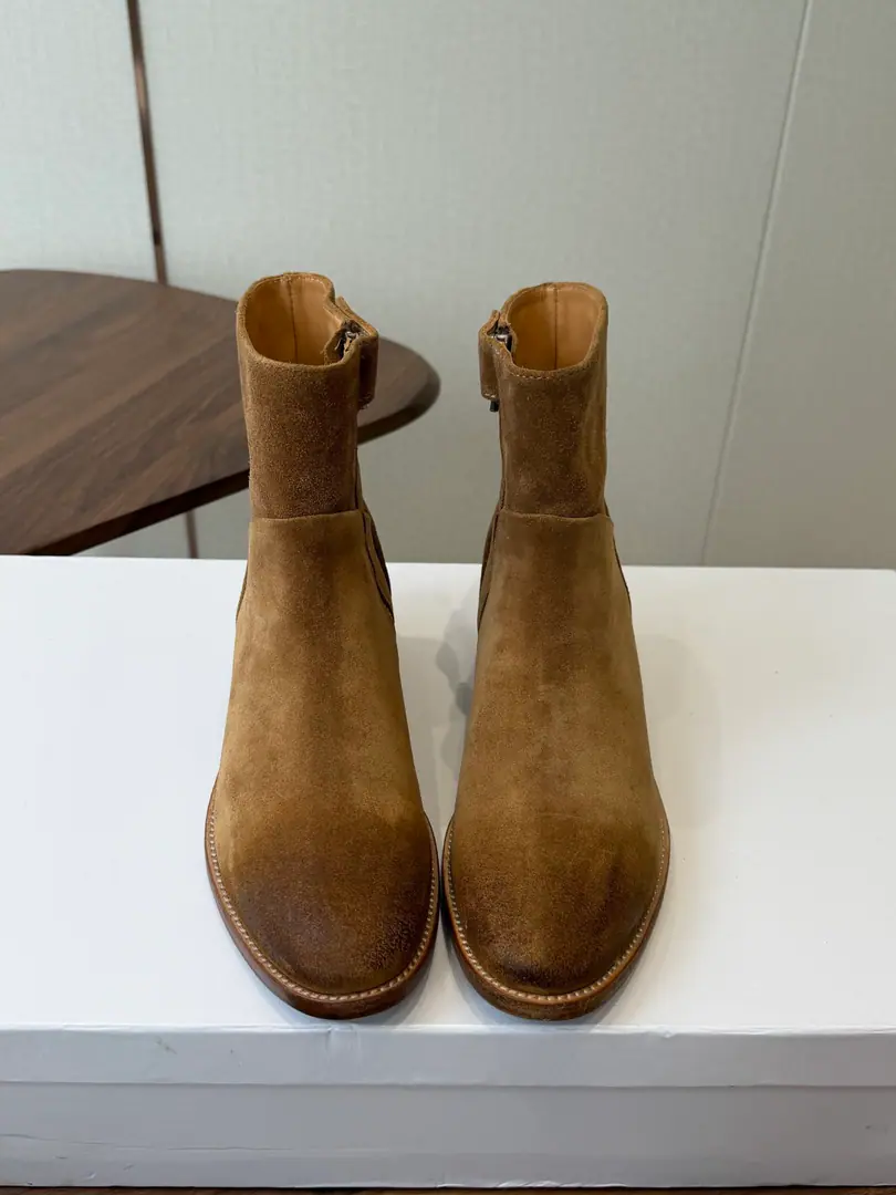 Celine Céline. 26ssAutumn and winter brand new. Bold Short boots. The season of Céline is a really good season. Like this boots are a real scooter. Focus on booting., Button design is unique.！ Fabulous.:Counter-featur./Head-decked cow skin. Uchi.:In the cow's skin. Otsumi!:Italy is a big-ass country. He's tall.:3CM Codes: 35-41（40, 41Custom）