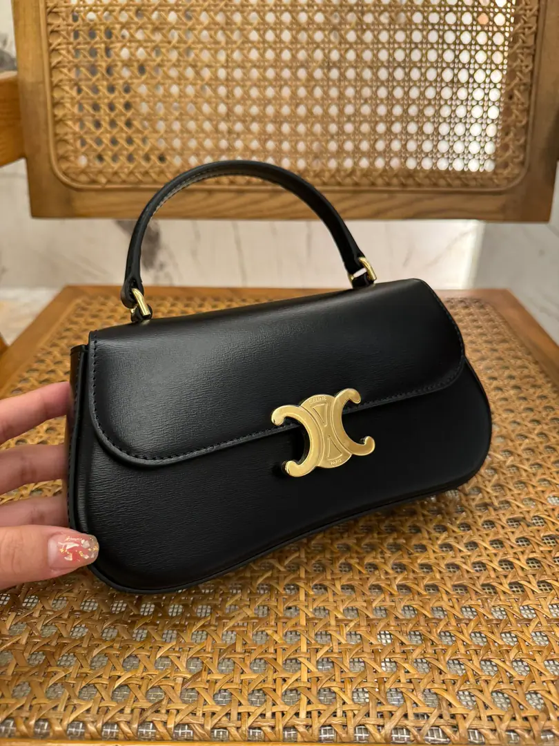 Autumn and winter money.TEEN LOLA Handbag.👜. The Triadmens are another act of God. Teen LolaOnline TRIO MPHEPress button cut. Inline1An inner layer. 1A flat pocket on the inside. Long shoulder belts can be disassembleded and reconciled The French graceful wind is so great. 🉑️Easy. Pizza. Daily living items, including a small bag.！ Not only is she a little sweet and sweet. And...🉑️Hands on the slant. One shoulder, multiple combinations. Dimensions: 22.5-11.5-5cm