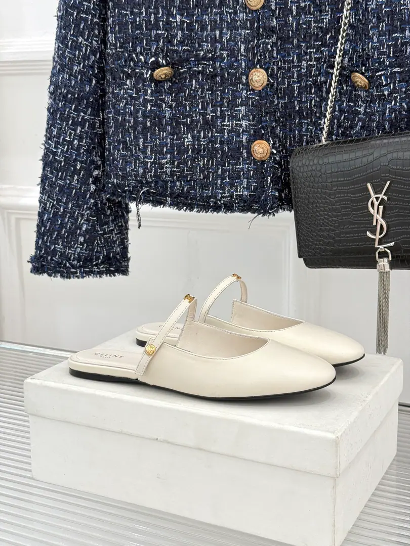 Plant price Celine/Céline.26WFNew Piscion Gate I'm wearing a half-roll of sandals with a head. The swing door is low-key and delicate. A word with a stylish line. The skin of a cow is delicate and sophisticated. The flat soft floor is running out of pressure. The top-top toe-panning is thinner. Cowboys are easy and fashionable. A woman with a dress and a second to be a transvestite. You're a good driver. Very simple, very symmetrical. Classic black never out of date. It's easy to get through it. The Celebrity Girl Springs is a bet. ♪ And the feet are so relaxed ♪ The details are hidden from the workhouse. You're both on the line. Spring and summer wear a little pair of eyes. I'm a very good guy. These are really getting up there. You're not gonna step on a thunderstorm.！ The fabric is customized in the original version The inside feet are all sheep's skin. Italian imports are so thick. size: 35-39（40/41Custom） Numbering: 86920260809