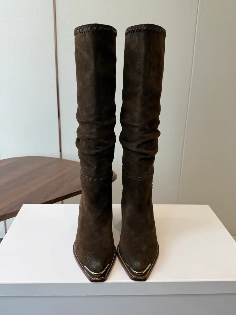 Goki! Leather.Celine Céline. 26ssAutumn The ancients are rough. Chelsea. Pointhead Boots, buttons. The season of Céline is a really good season. Like this boots are a real scooter. Focus on booting. No leg-scree. The upper leg second becomes the length of the leg., It's a super thin and a lot of stuff.！That's a hell of a thing. Shoe.: Original import, leather/Importing cow skin Uchi.: Import of sheep skin Otsumi!: The original is really a big one. Size: #35-40（40Do it.）