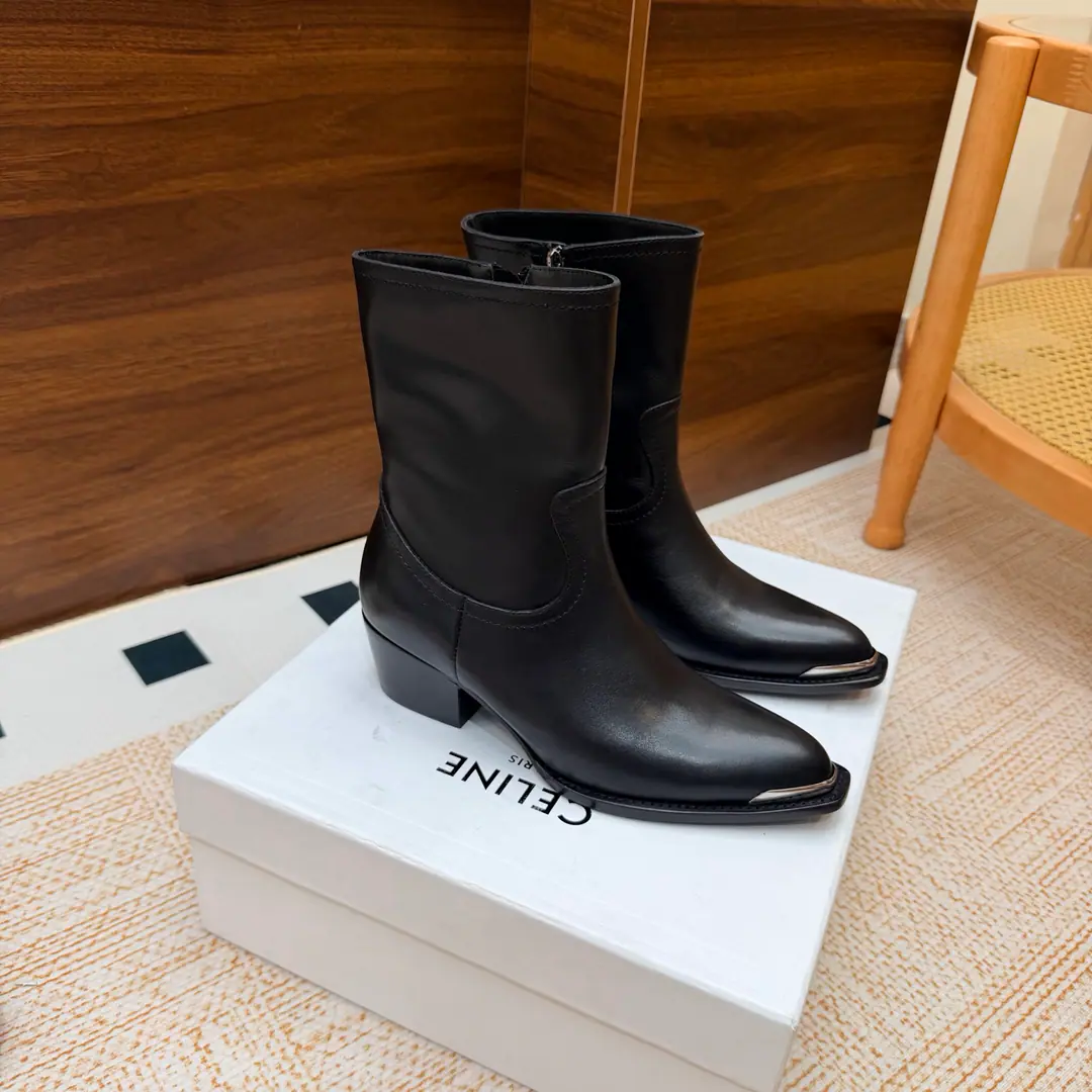2026The cabinet is synchronized with the new money in autumn and winter. Celine｜Céline.26Autumn and new Pitchey. Bold West cowboy Martin boots.！ Top Version⚠️Niu Kyung. Bullskins. The upper foot is super handsome. It's super cool.！You're not so bad at all.. With jeans, you're a great guy.🔥It's definitely a single piece of fire this fall and winter.！ Material Skins for shoes./Bullskins. The insides are all sheep's skin. The original is really a big one. Size: 35-41 （40, 41, 42Custom）