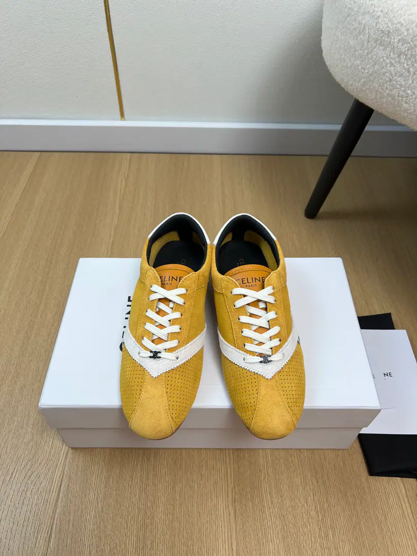 High Version🍸CelineCéline.| 2026ˢˢ 2026Autumn and winter brand new. The new top-of-the-art collection. Leisure Punto-Accent Sports Shoes Series〰 Original procurement development Make the goods. This one.RacerSports shoes Inspired by the...70The new sneakers of the times., Integration70The iconic elements of the sports shoes of the times. SideTriompheEmbroidery The bottom of the ditch., The leather scaffolding details are ready for the fine packaging of the cabinet., Little red books can grow grass like that., Comfortable, colorful, leisure fashion., The colored version became the favorite of many boys and girls., Side with back.logoDon't flip it., She's a woman's favorite.🔥 ♺Shoe.: The original is customised for sheep. ♺Uchi.: Lamb skin. ♺Otsumi!: Original OpenTPUSlipboard Base ♺Bottom: Floor ♺Codes: 35-39（40.41Custom） ♺Plant price