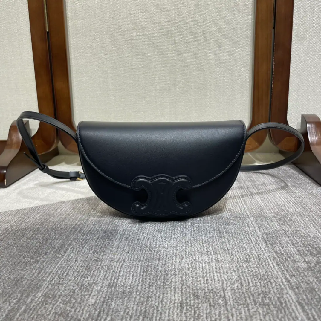 Ce22Winter Show.｜Moon bag🌙Celine BasaceThe Triad Gate. Pure cortex No point of filling of metals on the surface Instead, it's a simple thing to do.✨Press button cut. The original factory skin is made of pure steel gold. The most extraordinary detail. The bag is very well designed. It's slanting and cozy. It's a lot of fun.～It's perfect for autumn and winter with a commocort or a silhouette. It's a big one. And you can punch the shoulder belt with one more hole-second and you can wrap it under the armpit., A bag of doubles. Super-high value.😍 New ice blue systems for the new season. Super-repair.～ Model: 111233.Dimensions: 23×13.5×6cm
