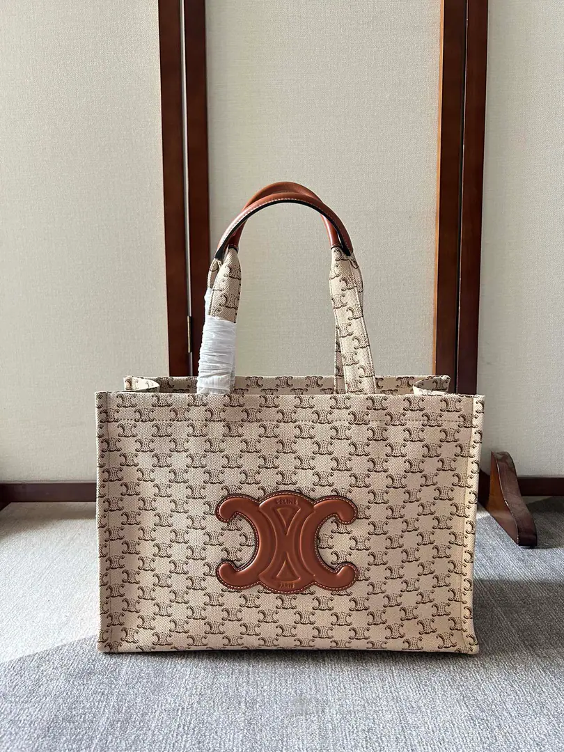 New items online. CABAS THAIS Big number. Celine Weaving flowers. 🉑️Hands./🉑️♪ Shoulder ♪/ This season limits the latest Tote.. A king of capacity. ～ This bag is made of fabric. And the leather and grass. The fabric is more durable. Comfortable., 🧲Daily attendance It's very practical at work. It's touching.. Match it.: A hundred. Comfortable., - I'm on duty. Leisure and sex. Capacity: No doubt about the capacity. - It's a tack.👍🏻 Paragraph: 196762 Dimensions: 41x17.5x28