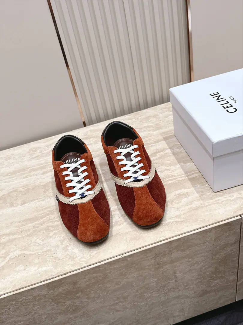 Celine Céline. 26Latest A gumpty shoe. Sports shoes These are street shoes., The continuation of the classic design is very good. This shoe has its own unique design., ♪ Slender and single-minded ♪, Don't make a single., It's so cozy with your feet. We'll need a hundred for the season. The shoe face is a velvet face. Inside, inside, inside the sheep's skin. Original Base size: 35-40