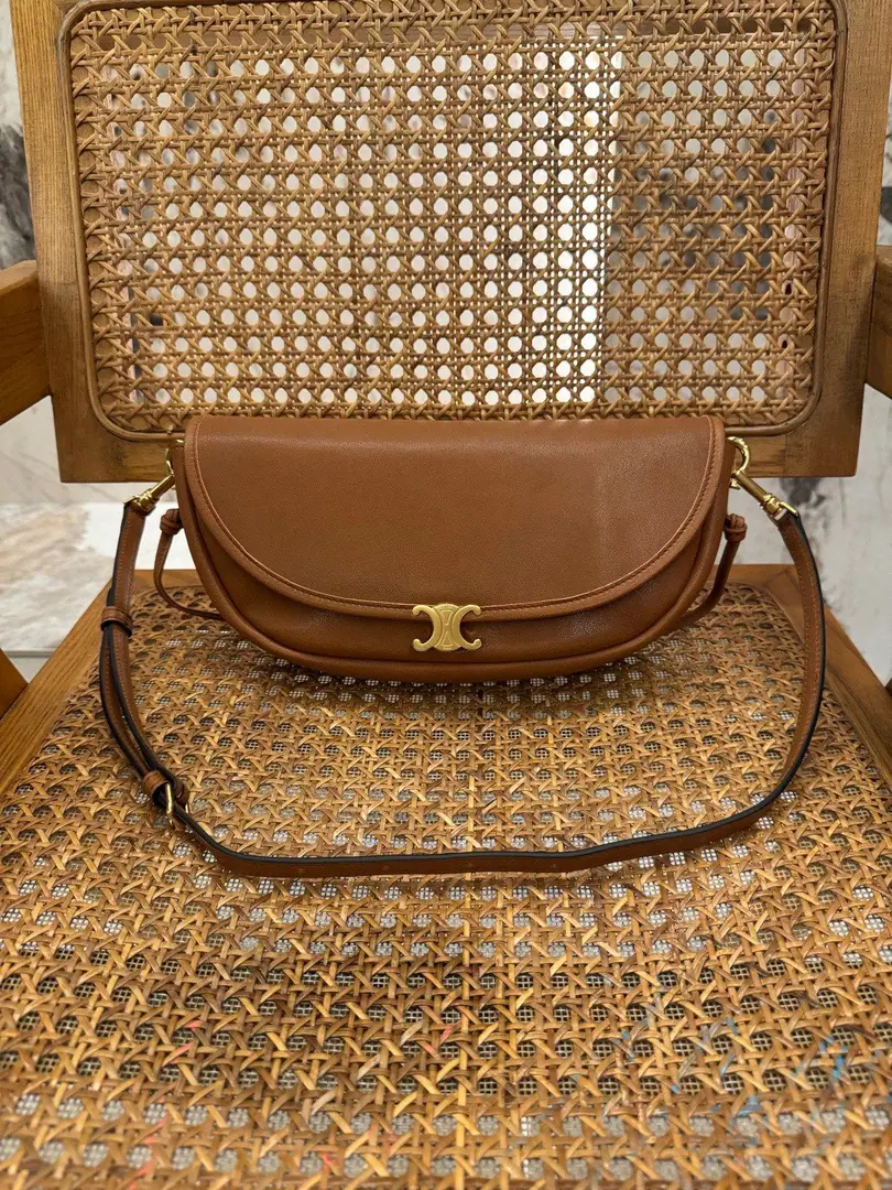. SOFT TRIOMPHE HALFMOONSmall pocket. New Product Information 9.8 X 5.1 X 2Inches（25 X 13 X 5centimetres） Lamb leather. In the rectangular liner. Gold-faced. Shoulder or slash 1Main partition. Dismantled and modifiable sundries, Minimum length8.46Inches（21.5centimetres）, Maximum length12.99Inches（33centimetres） - The caps.1A remote zipper bag. Backset1A remote zipper bag.
